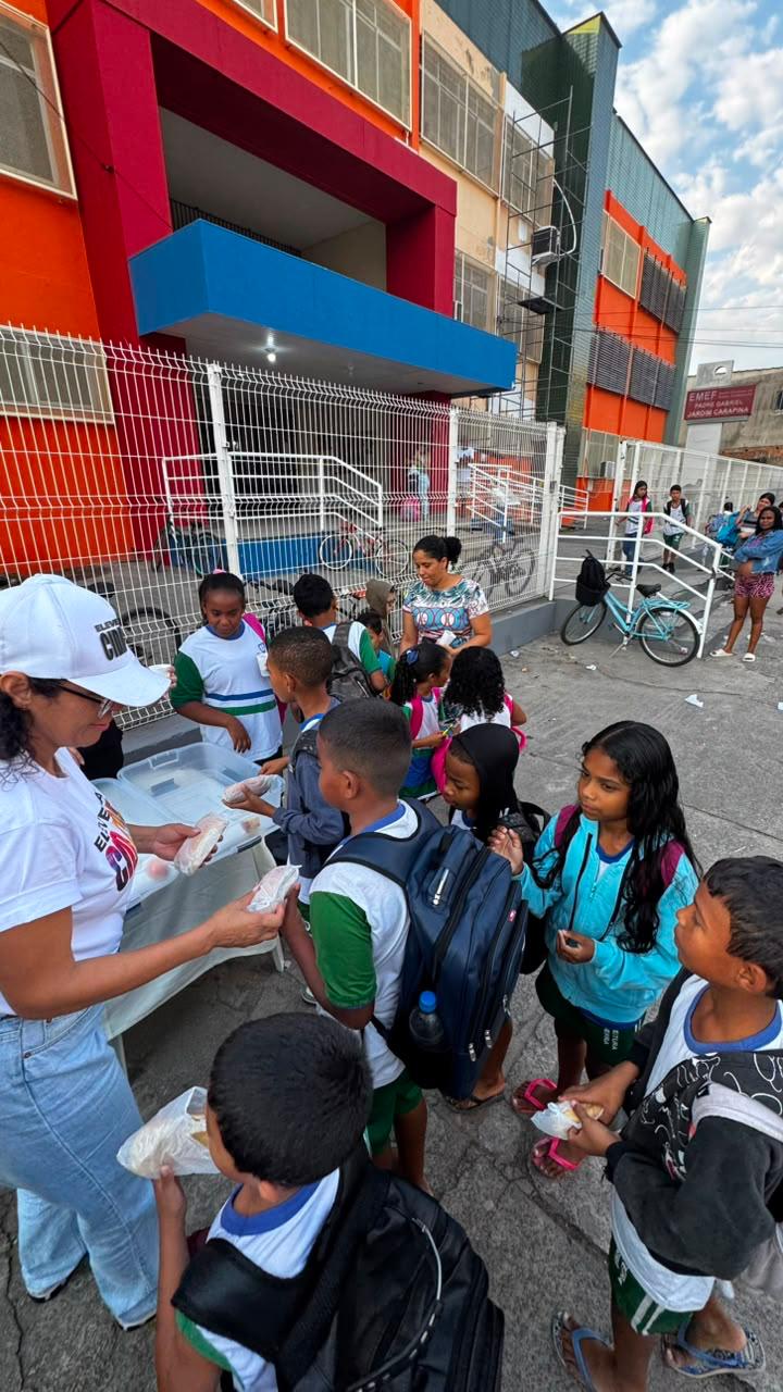 Café da manhã na porta de escolas